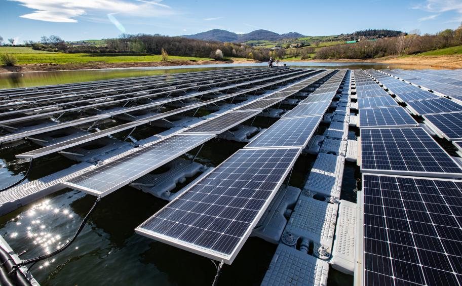 Eiffage Énergie Systèmes participe à la création d’une plateforme photovoltaïque flottante à Mornant (69)
