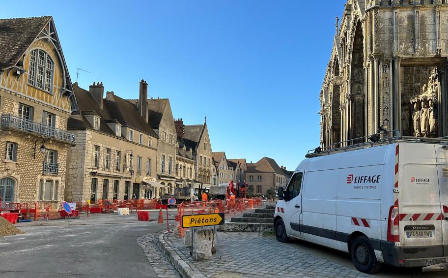 Pour Chartres Métropole, Eiffage Énergie Systèmes renforce le réseau d’eau potable du parvis de la cathédrale