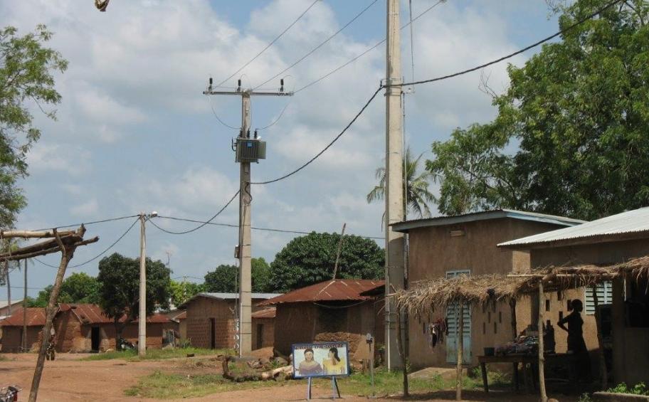 La Société Béninoise d’Énergie Électrique (SBEE) confie à RMT l’extension de réseaux au Bénin